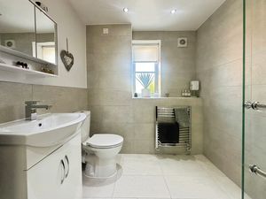 Main Shower Room - click for photo gallery